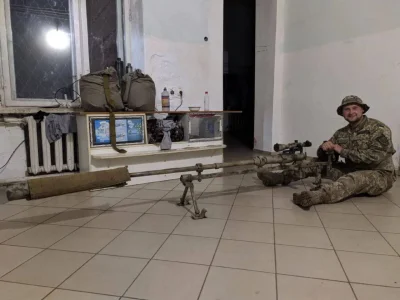 hcbadixhc - Na tego dajcie 600+.
Żołnierz AFU z domowej roboty karabinem snajperskim...