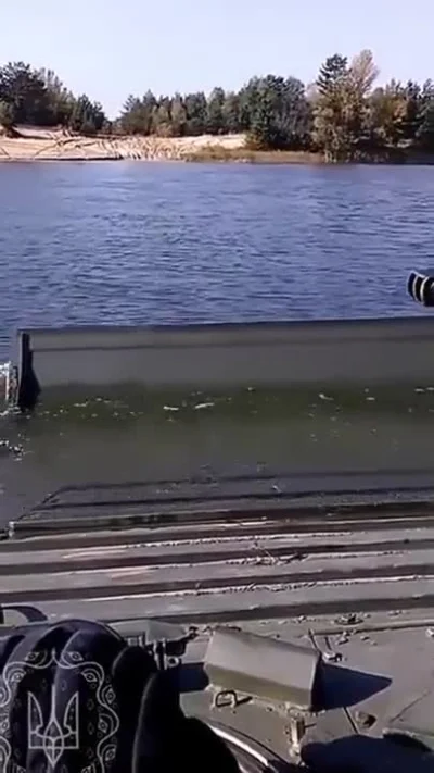 Urzad_Celny - > Rosyjski BMP robi bul bul w rzece podczas ucieczki przed Ukraińcami w...
