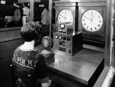 Loskamilos1 - Kobieta podająca aktualny czas co 15 sekund, Chicago, Illinois, 1928. U...