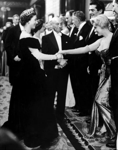 Loskamilos1 - Królowa Elżbieta II wita się z Marylin Monroe podczas premierowego poka...