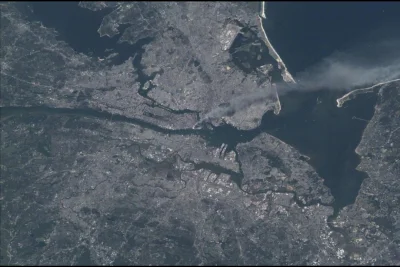 Loskamilos1 - Widoczny z kosmosu dym unoszący się z rejonu Manhattanu po uderzeniu sa...