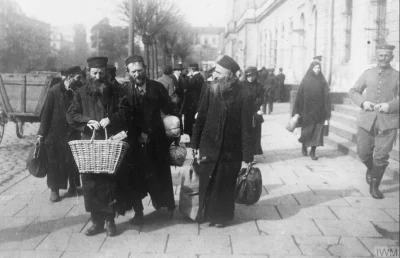 Hans_Kropson - Rodowici Warszawiacy na ulicy okupowanego przez Niemców w roku 1916 mi...