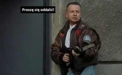 gunsiarz - Oddalił się.