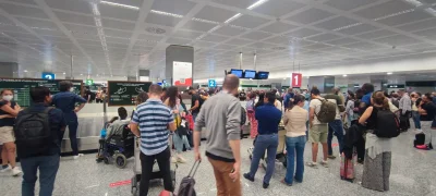 AdamES - @AdamES wczoraj w Mediolanie ludzie czekali na bagaże ¯\(ツ)/¯