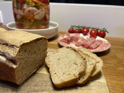 clas - Chłop po nocach chleb robi bo w piekarni drogi. 

#bojowkapiekarska #foodporn ...