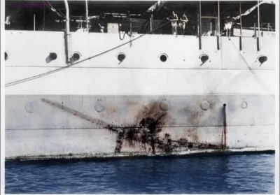 Loskamilos1 - Odcisk japońskiego samolotu-kamikaze na burcie krążownika "HMS Sussex"....