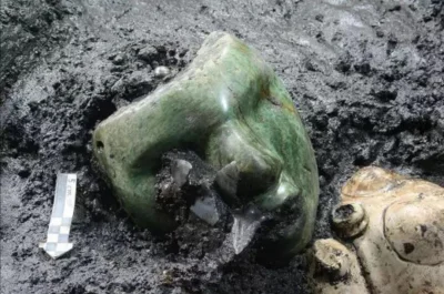 Loskamilos1 - Kamienna maska sprzed 2 tysięcy lat znaleziona na terenie Piramidy Słoń...