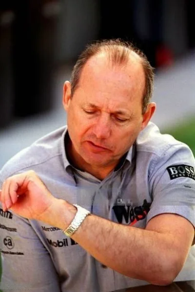 dolan03 - Ron Dennis sprawdza czy zdąży jeszcze do punktu ksero 
#f1