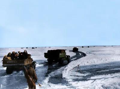 wojna - Konwoje ciężarówek na zamarzniętym jeziorze Ładoga, transportują zaopatrzenie...