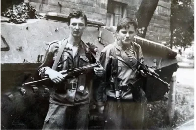 Nateusz1 - Girkin (po lewej) podczas I wojny w Czeczenii w latach 1994-1996.
#ukrain...