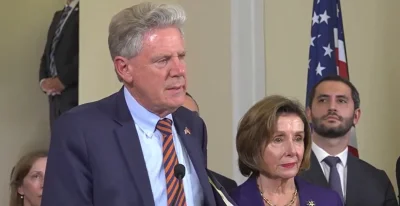 Saganis - Kongresmen Frank Pallone, członek grupy Nancy Pelosi, która wizytuje Armeni...