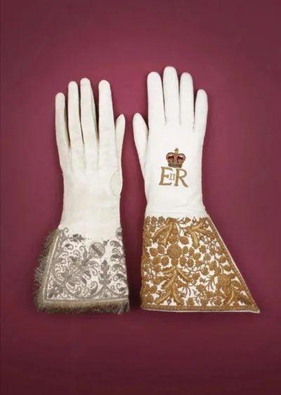 Loskamilos1 - Rękawiczki użyte podczas ceremonii koronacyjnych, po lewej stronie prze...