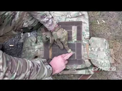 janielubie - Ukraiński żołnierz pokazuje odłamek, który zatrzymała kamizelka kuloodpo...