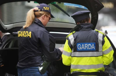 Jossarian - W Irlandii nie ma Policji a za to jest tzw. straż pokoju czyli Garda.