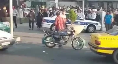 cheeseandonion - >Man hits women not wearing hijab in Iran during protests other men ...