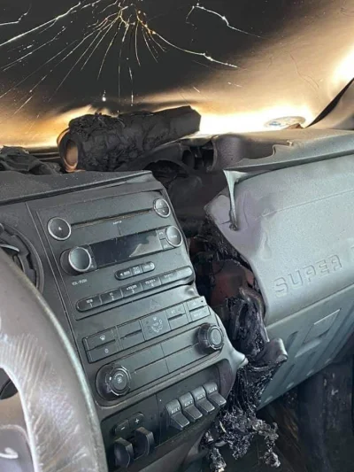 Sultanat_Muszelki - Tak wygląda samochód trafiony piorunem.

Fot. Eric Wilkson

#samo...