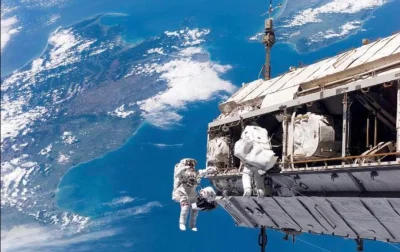 Loskamilos1 - Astronauci pracujący przy ITS, strukturze będącej częścią stacji ISS. Z...