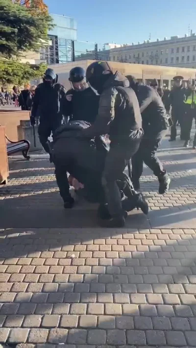 waro - Brutalne zatrzymanie protestującego w Sankt Petersburgu

#ukraina