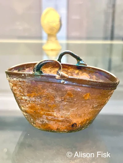 IMPERIUMROMANUM - Mały rzymski szklany koszyk

Mały rzymski szklany koszyk, który l...
