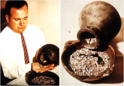 naukowo - @Jan998: 
"Geolog Jim Kitchen (po lewej) trzyma naczynie, które wydobył z ...