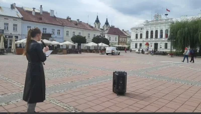 lakfor - A tłum w ekstazie, ludzie wiwatują, krzyczą, zdzierają entuzjastycznie ubran...