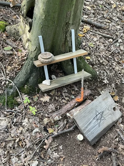 rakujp - Taki ołtarzyk dziś znalazłem w lesie, do czego mógł służyć? XD #duchy #paran...