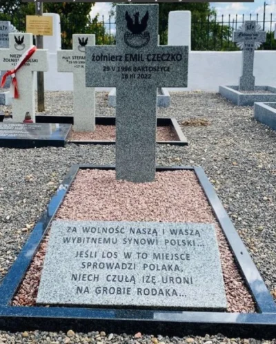 irq11 - Na cmentarzu w Dołhinowie dezerterowi, białorusini zrobili mogiłę z krzyżem j...