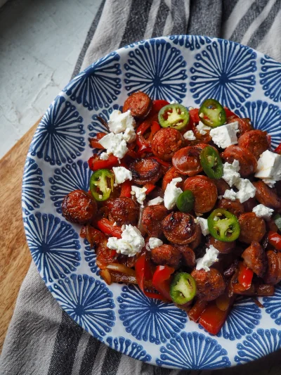 c.....i - Podsmażone chorizo, papryka, cebulka, czosnek. Na wierzch pokruszona feta i...