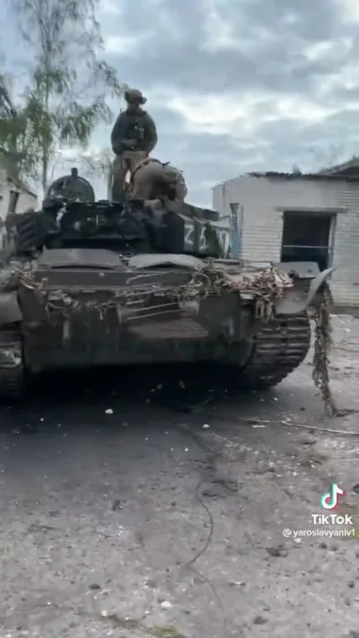 Aryo - Ukraiński żołnierz na zdobycznym czołgu w zajętej miejscowości Szandryhołowe
...