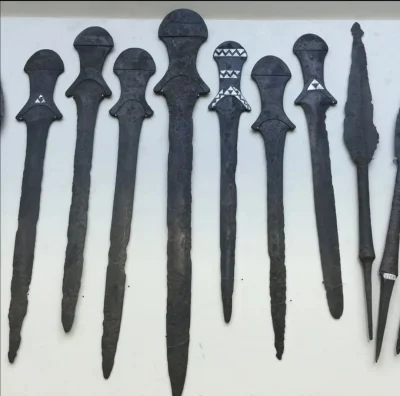 Loskamilos1 - Poniższe miecze to najstarsze znalezisko tego typu w historii, zostały ...