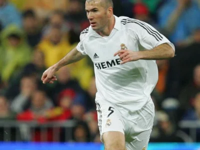 Marczeslaw - Zinedine Zidane ma 50 lat ( ಠ_ಠ)
Kiedy to się stało 

#pilkanozna #sport