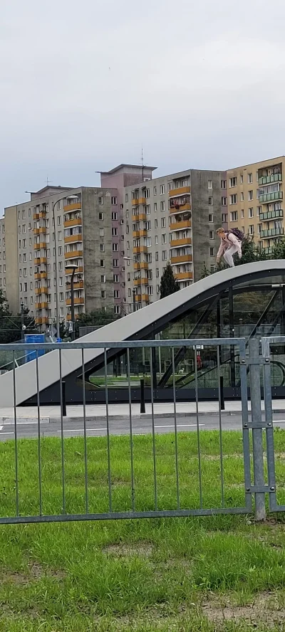 modzelem - #metro 
#warszawa 

nie moje zdjęcie.