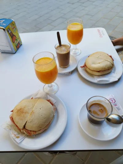 notavailable - Typowe hiszpańskie śniadanie dla dwóch osób w Sewilli - jednym z więks...