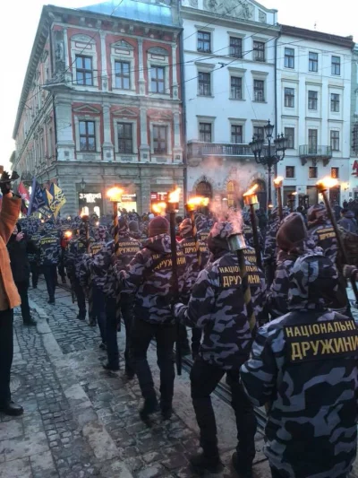 oydamoydam - > AZOV potępia banderę

@Beletch: 

 Czerwono-czarne flagi, paramilit...