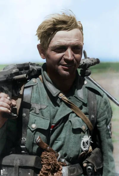 wojna - Niemiecki żołnierz trzymający karabin maszynowy MG-34, front Wschodni.

194...