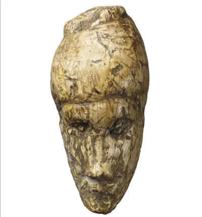 Loskamilos1 - Mała figurka z kości mamuta ukazująca twarz kobiety, odnaleziona na ter...