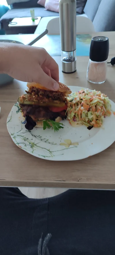T3sla - Wczorajszy obiad. Burger + colesław.
#jedzzwykopem #gotujzwykopem #burger