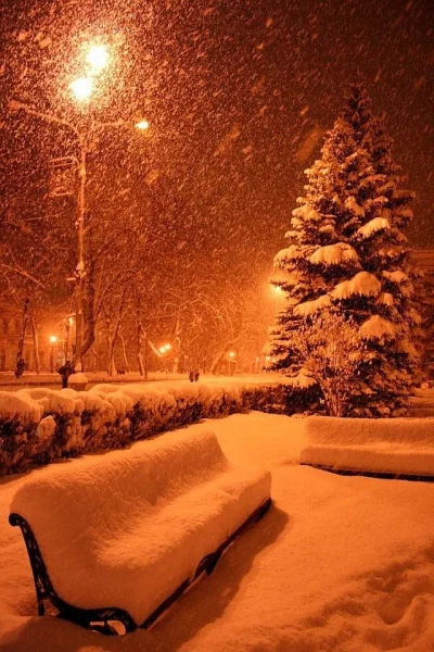mariobit - Jeden z piękniejszych widoków zimą, to widok drobno padającego śnieżku pod...