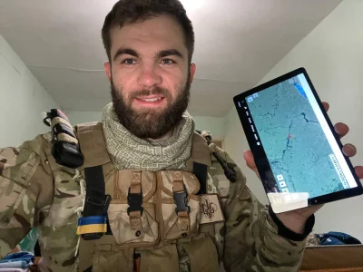 O.....n - Ruski generał ołówkiem i kredkami po papierowej mapie
Na Ukrainie tablet j...