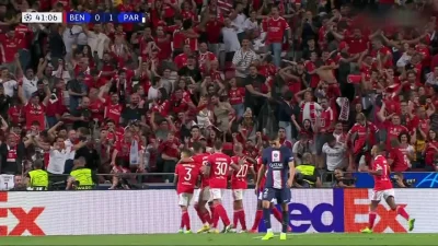 f....._ - Benfica [1]:1 Paris Saint-Germain 

Danilo 42', samobój 

#mecz #golgif #li...