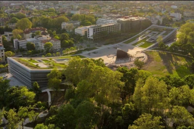 Loskamilos1 - Poniżej jest widoczna zewnętrzna struktura muzeum etnograficznego w Bud...