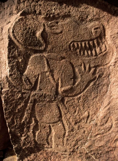 Loskamilos1 - Petroglif z czasów neolitu przedstawiający ludzką postać z głową likaon...