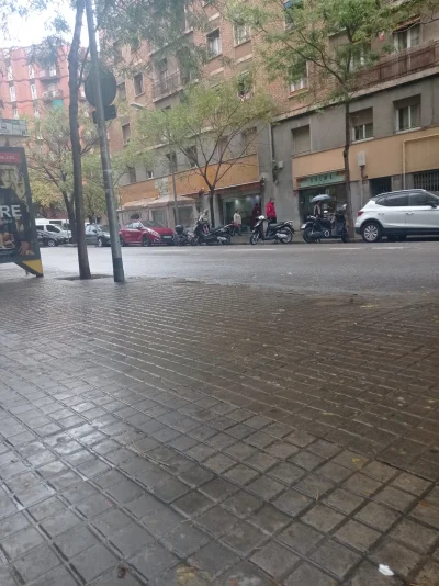 A.....s - W Barcelonie, na Navas pada deszcz.
#przegryw #barcelona #hiszpania #bezdo...