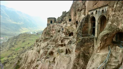 Loskamilos1 - Vardzia jest jednym z ciekawszych miejsc do zwiedzania na architektonic...