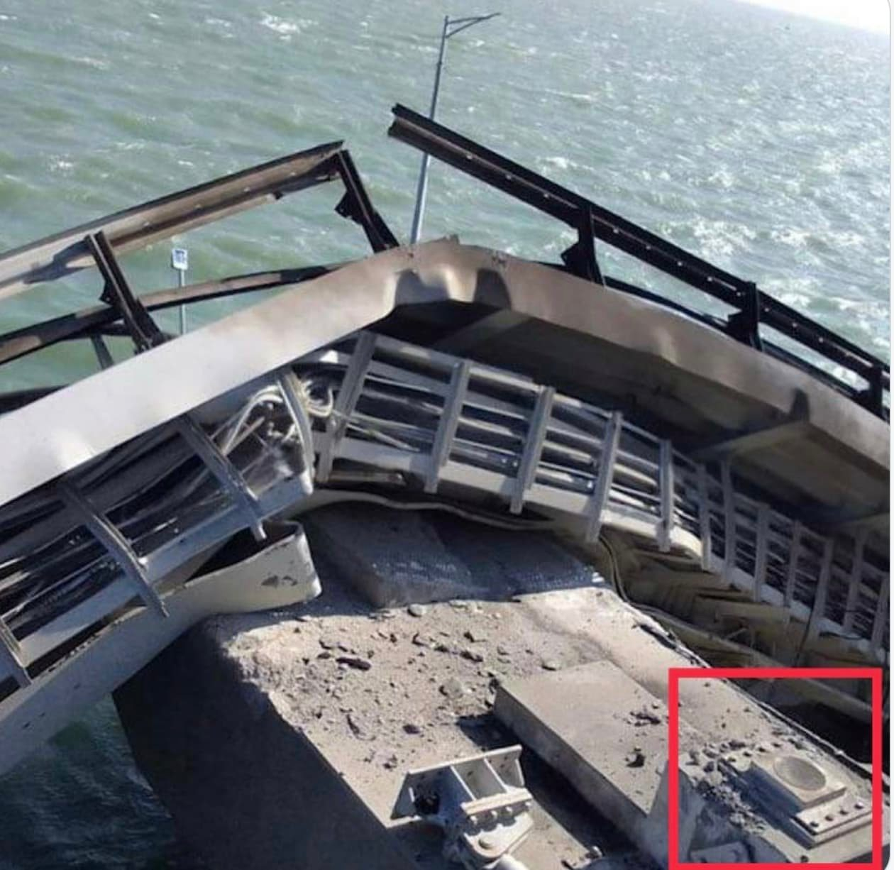 Какой мост разрушился. Крымский мост взорвали 2022. Атака на Крымский мост 2022. Опоры моста. Сломанный мост.