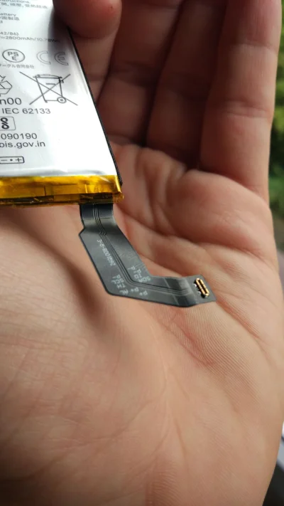 Bartek5435 - Stara bateria bez oderwanego tego złącza