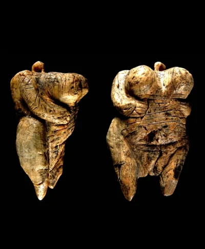 Loskamilos1 - Figurka z kości mamuta przedstawiająca kobietę z nienaturalnie dużymi p...