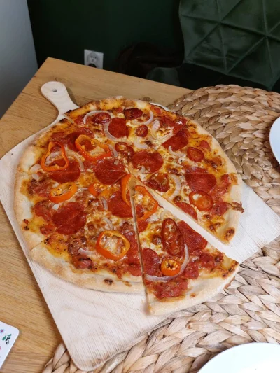 nielubierosolu - #pizza #gotujzwykopem 
Takie tam niedzielne placki.