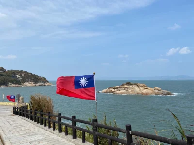 fuji - Flagi Republiki Chińskiej powiewające w dniu święta narodowego na wyspie Beiga...