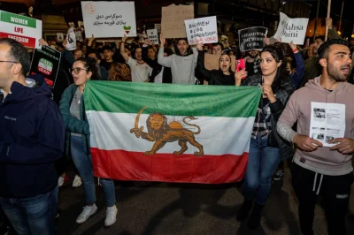 arekp - Warto dodać, że widoczna w artykule flaga z lwem trzymana przez Irańczyków to...